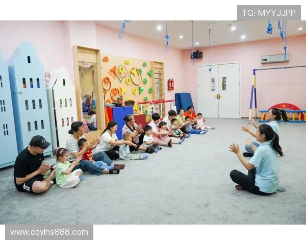 穆勒赛后主动与周通热情交流二娃也好奇双方互致友好问候